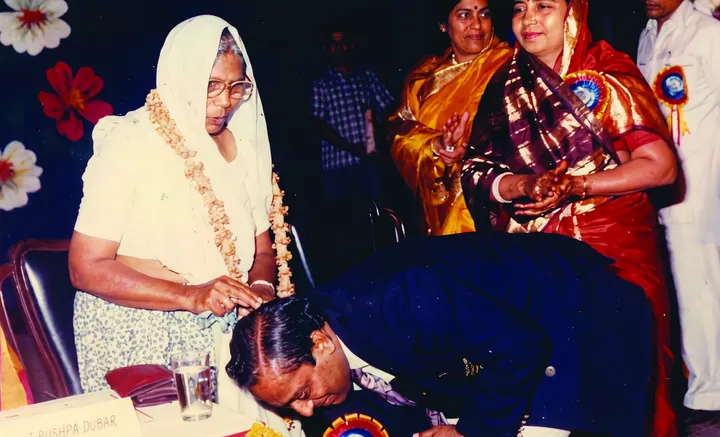 Tarachand Dugar seeking his mother's blessings in 1988