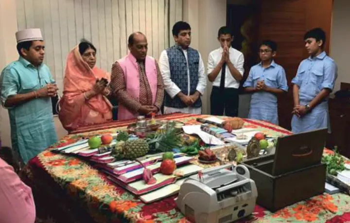 Tarachand Dugar and Pushpa Dugar with their family