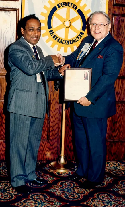 Tarachand Dugar receiving a Rotary memento from Charles C. Keller