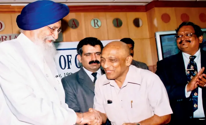Tarachand Dugar receiving a memento from Governor Surjit Singh Barnala