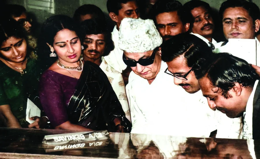 Shri N. Tarachand Dugar with Dr. M. G. Ramachandran opening a bank account