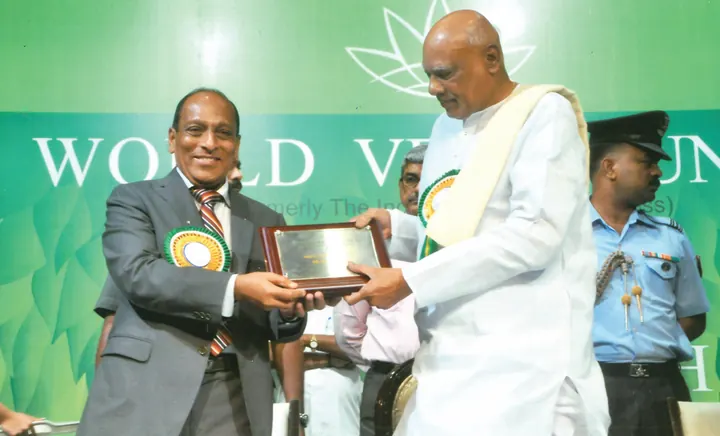 Tarachand Dugar receiving a World Veg Council memento from Governor K. Rosaiah